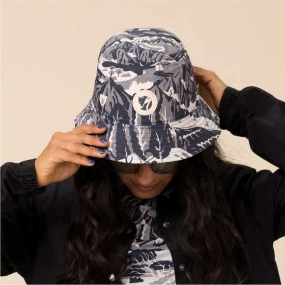 NWT Specialized/Fjällräven Bucket Hat 22004 S/F Hat
560-111 Navy-Eggshell Sz
S/M - Picture 2 of 7